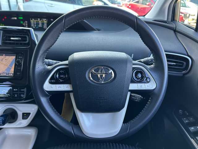 トヨタ プリウス A 岐阜県 2016(平28)年 4.3万km ホワイトパールクリスタルシャイン 登録時走行距離43078ｋｍ/純正ナビ/バックカメラ/フルセグテレビ/レーダークルーズコントロール/パーキングアシスト/純正フロアマット/コーナーセンサー/Ｂｌｕｅｔｏｏｔｈ/ビルトインＥＴＣ/ドライブレコーダー/社外アルミホイール/LEDヘッドライト/レーンキープアシスト/横滑り防止装置/オートライト/オートハイビーム/エンジンスタートボタン/スマートキー