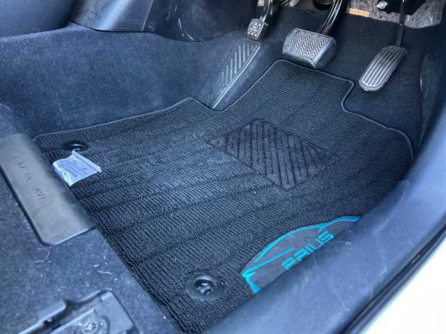 トヨタ プリウス A 岐阜県 2016(平28)年 4.3万km ホワイトパールクリスタルシャイン 登録時走行距離43078ｋｍ/純正ナビ/バックカメラ/フルセグテレビ/レーダークルーズコントロール/パーキングアシスト/純正フロアマット/コーナーセンサー/Ｂｌｕｅｔｏｏｔｈ/ビルトインＥＴＣ/ドライブレコーダー/社外アルミホイール/LEDヘッドライト/レーンキープアシスト/横滑り防止装置/オートライト/オートハイビーム/エンジンスタートボタン/スマートキー