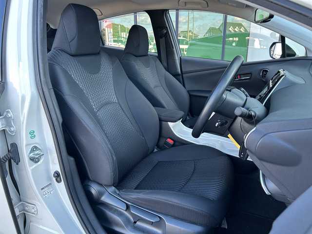 トヨタ プリウス A 岐阜県 2016(平28)年 4.3万km ホワイトパールクリスタルシャイン 登録時走行距離43078ｋｍ/純正ナビ/バックカメラ/フルセグテレビ/レーダークルーズコントロール/パーキングアシスト/純正フロアマット/コーナーセンサー/Ｂｌｕｅｔｏｏｔｈ/ビルトインＥＴＣ/ドライブレコーダー/社外アルミホイール/LEDヘッドライト/レーンキープアシスト/横滑り防止装置/オートライト/オートハイビーム/エンジンスタートボタン/スマートキー