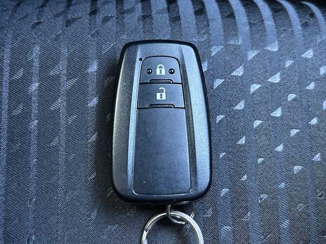 トヨタ プリウス A 岐阜県 2016(平28)年 4.3万km ホワイトパールクリスタルシャイン 登録時走行距離43078ｋｍ/純正ナビ/バックカメラ/フルセグテレビ/レーダークルーズコントロール/パーキングアシスト/純正フロアマット/コーナーセンサー/Ｂｌｕｅｔｏｏｔｈ/ビルトインＥＴＣ/ドライブレコーダー/社外アルミホイール/LEDヘッドライト/レーンキープアシスト/横滑り防止装置/オートライト/オートハイビーム/エンジンスタートボタン/スマートキー