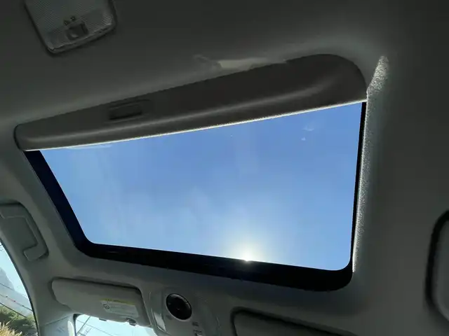 トヨタ プリウス G 岡山県 2009(平21)年 9.9万km ホワイトパールクリスタルシャイン 登録時走行距離98801km/サンルーフ/TOMSエアロ/純正ナビ/地デジTV(AM/FM/CD/DVD/Bluetooth)/バックカメラ/ETC/クルーズコントロール/オートライト/プッシュスタート/スマートキー/レーダー探知機/純正フロアマット/17インチ純正AW