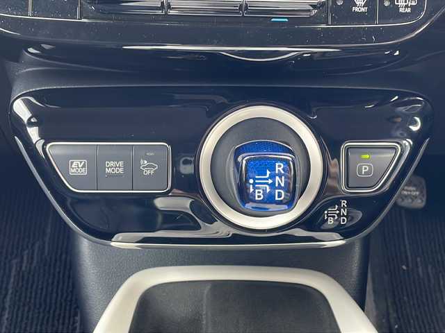 トヨタ プリウス A ツーリングセレクション 新潟県 2016(平28)年 11.2万km エモーショナルレッド 4WD/寒冷地仕様/純正SDナビ・フルセグTV/CD・DVD・Bluetooth・SD/バックカメラ/黒合皮シート/前席シートヒーター/ヘッドアップディスプレイ/ワイパーデアイサー/プリクラッシュセーフティ/レーダークルーズコントロール/レーンディパーチャーアラート/オートマチックハイビーム/ブラインドスポットモニター/クリアランスソナー/パーキングアシスト/前後ドライブレコーダー/ビルトインETC/LEDヘッドライト/LEDフォグランプ/LEDリアフォグランプ/純正17インチAW