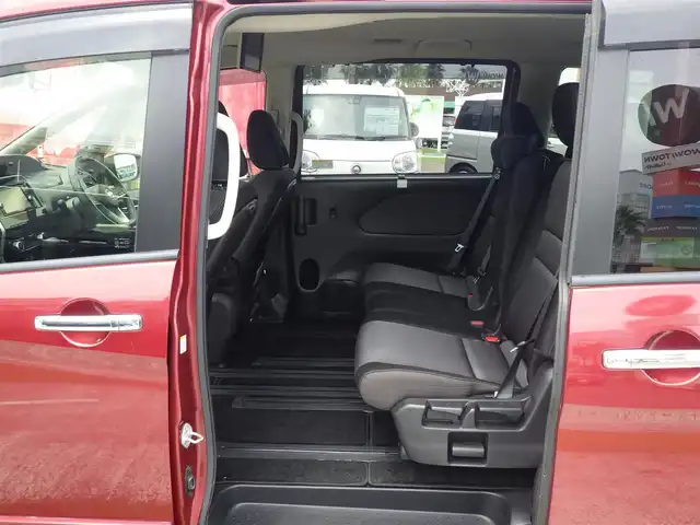 日産 セレナ ハイウェイスター V 千葉県 2020(令2)年 4.2万km マルーンレッド 195/60R16/エマージェンシーブレーキ/ハンズフリー両側パワースライドドア/9インチ純正SDナビ/地デジTV/【DVD/CD再生機能　Bluetooth接続】/バックカメラ/フリップダウンモニター/革巻きステアリング/ステアリングスイッチ/ETC/LEDヘッドライト/フォグライト/ウインカーミラー/コーナーセンサー/純正16インチアルミホイル/インテリジェントキー