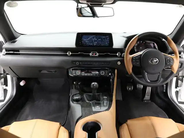 トヨタ スープラ RZ 三重県 2023(令5)年 0.3万km ホワイトメタリック ワンオーナー/OPタン革シート/OPブラック/タンツートン革巻きステアリングホイール/プリクラッシュセーフティ/レーンディパーチャーアラート/ブラインドスポットモニター/アダプティブハイビーム/クルーズコントロール/クリアランスソナー/HDDナビゲーションシステム/・HDDナビ/・地デジTV/・HDDオーディオ/・8.8インチタッチディスプレイ/・Toyota Supra Connect/・Bluetooth/・USB入力端子/・カラーバックガイドモニター/JBLプレミアムサウンドシステム(12スピーカー)/バックカメラ/8.8インチTFTカラー液晶メーター/カラーヘッドアップディスプレイ/純正ドライブレコーダ/純正19インチ10本スポークツヤ消ダークメタリック塗装鍛造アルミホイール/「Supra」ロゴ入brembo製レッドブレーキキャリパー/6灯式LEDヘッドランプ/・オートライト/アダプティブハイビーム/プッシュエンジンスタート/スマートキー×2/新車時保証書/取扱説明書