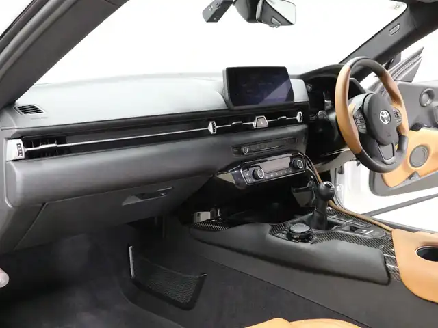 トヨタ スープラ RZ 三重県 2023(令5)年 0.3万km ホワイトメタリック ワンオーナー/OPタン革シート/OPブラック/タンツートン革巻きステアリングホイール/プリクラッシュセーフティ/レーンディパーチャーアラート/ブラインドスポットモニター/アダプティブハイビーム/クルーズコントロール/クリアランスソナー/HDDナビゲーションシステム/・HDDナビ/・地デジTV/・HDDオーディオ/・8.8インチタッチディスプレイ/・Toyota Supra Connect/・Bluetooth/・USB入力端子/・カラーバックガイドモニター/JBLプレミアムサウンドシステム(12スピーカー)/バックカメラ/8.8インチTFTカラー液晶メーター/カラーヘッドアップディスプレイ/純正ドライブレコーダ/純正19インチ10本スポークツヤ消ダークメタリック塗装鍛造アルミホイール/「Supra」ロゴ入brembo製レッドブレーキキャリパー/6灯式LEDヘッドランプ/・オートライト/アダプティブハイビーム/プッシュエンジンスタート/スマートキー×2/新車時保証書/取扱説明書
