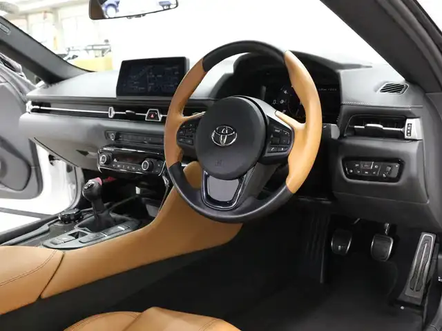 トヨタ スープラ RZ 三重県 2023(令5)年 0.3万km ホワイトメタリック ワンオーナー/OPタン革シート/OPブラック/タンツートン革巻きステアリングホイール/プリクラッシュセーフティ/レーンディパーチャーアラート/ブラインドスポットモニター/アダプティブハイビーム/クルーズコントロール/クリアランスソナー/HDDナビゲーションシステム/・HDDナビ/・地デジTV/・HDDオーディオ/・8.8インチタッチディスプレイ/・Toyota Supra Connect/・Bluetooth/・USB入力端子/・カラーバックガイドモニター/JBLプレミアムサウンドシステム(12スピーカー)/バックカメラ/8.8インチTFTカラー液晶メーター/カラーヘッドアップディスプレイ/純正ドライブレコーダ/純正19インチ10本スポークツヤ消ダークメタリック塗装鍛造アルミホイール/「Supra」ロゴ入brembo製レッドブレーキキャリパー/6灯式LEDヘッドランプ/・オートライト/アダプティブハイビーム/プッシュエンジンスタート/スマートキー×2/新車時保証書/取扱説明書