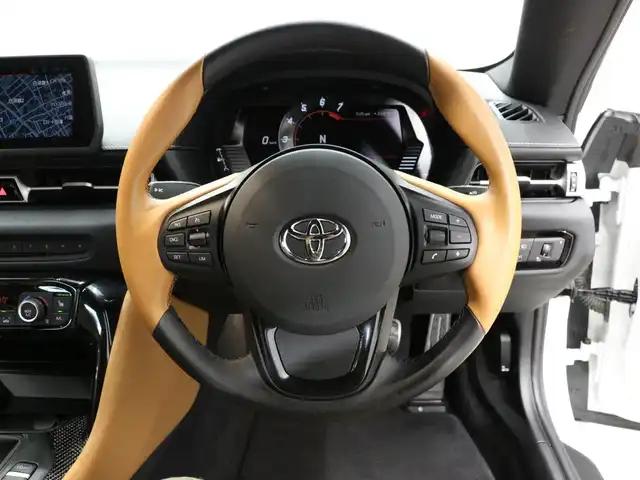 トヨタ スープラ RZ 三重県 2023(令5)年 0.3万km ホワイトメタリック ワンオーナー/OPタン革シート/OPブラック/タンツートン革巻きステアリングホイール/プリクラッシュセーフティ/レーンディパーチャーアラート/ブラインドスポットモニター/アダプティブハイビーム/クルーズコントロール/クリアランスソナー/HDDナビゲーションシステム/・HDDナビ/・地デジTV/・HDDオーディオ/・8.8インチタッチディスプレイ/・Toyota Supra Connect/・Bluetooth/・USB入力端子/・カラーバックガイドモニター/JBLプレミアムサウンドシステム(12スピーカー)/バックカメラ/8.8インチTFTカラー液晶メーター/カラーヘッドアップディスプレイ/純正ドライブレコーダ/純正19インチ10本スポークツヤ消ダークメタリック塗装鍛造アルミホイール/「Supra」ロゴ入brembo製レッドブレーキキャリパー/6灯式LEDヘッドランプ/・オートライト/アダプティブハイビーム/プッシュエンジンスタート/スマートキー×2/新車時保証書/取扱説明書