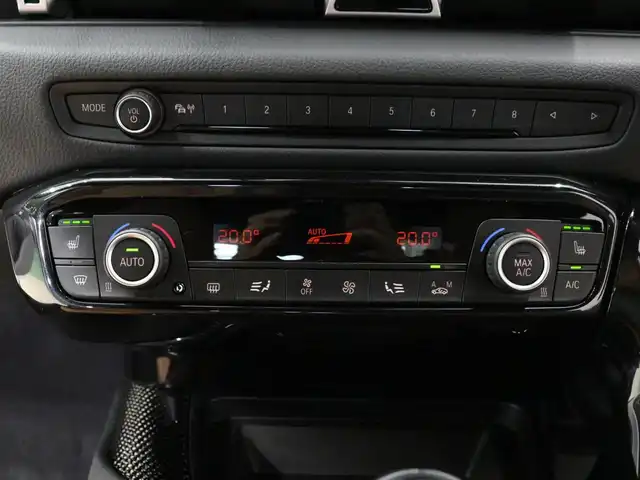 トヨタ スープラ RZ 三重県 2023(令5)年 0.3万km ホワイトメタリック ワンオーナー/OPタン革シート/OPブラック/タンツートン革巻きステアリングホイール/プリクラッシュセーフティ/レーンディパーチャーアラート/ブラインドスポットモニター/アダプティブハイビーム/クルーズコントロール/クリアランスソナー/HDDナビゲーションシステム/・HDDナビ/・地デジTV/・HDDオーディオ/・8.8インチタッチディスプレイ/・Toyota Supra Connect/・Bluetooth/・USB入力端子/・カラーバックガイドモニター/JBLプレミアムサウンドシステム(12スピーカー)/バックカメラ/8.8インチTFTカラー液晶メーター/カラーヘッドアップディスプレイ/純正ドライブレコーダ/純正19インチ10本スポークツヤ消ダークメタリック塗装鍛造アルミホイール/「Supra」ロゴ入brembo製レッドブレーキキャリパー/6灯式LEDヘッドランプ/・オートライト/アダプティブハイビーム/プッシュエンジンスタート/スマートキー×2/新車時保証書/取扱説明書