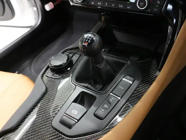 トヨタ スープラ RZ 三重県 2023(令5)年 0.3万km ホワイトメタリック ワンオーナー/OPタン革シート/OPブラック/タンツートン革巻きステアリングホイール/プリクラッシュセーフティ/レーンディパーチャーアラート/ブラインドスポットモニター/アダプティブハイビーム/クルーズコントロール/クリアランスソナー/HDDナビゲーションシステム/・HDDナビ/・地デジTV/・HDDオーディオ/・8.8インチタッチディスプレイ/・Toyota Supra Connect/・Bluetooth/・USB入力端子/・カラーバックガイドモニター/JBLプレミアムサウンドシステム(12スピーカー)/バックカメラ/8.8インチTFTカラー液晶メーター/カラーヘッドアップディスプレイ/純正ドライブレコーダ/純正19インチ10本スポークツヤ消ダークメタリック塗装鍛造アルミホイール/「Supra」ロゴ入brembo製レッドブレーキキャリパー/6灯式LEDヘッドランプ/・オートライト/アダプティブハイビーム/プッシュエンジンスタート/スマートキー×2/新車時保証書/取扱説明書