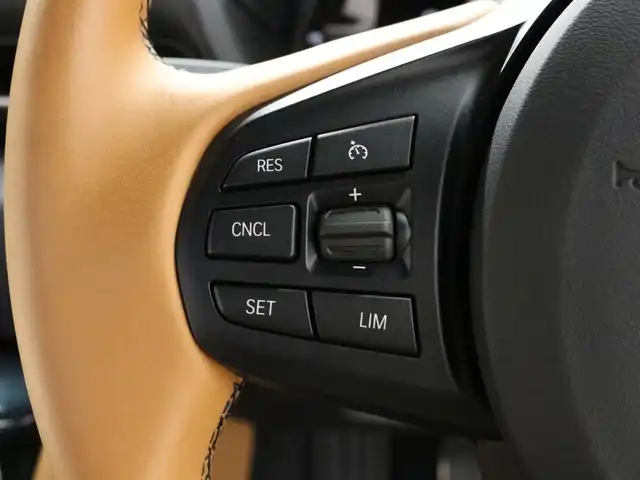 トヨタ スープラ RZ 三重県 2023(令5)年 0.3万km ホワイトメタリック ワンオーナー/OPタン革シート/OPブラック/タンツートン革巻きステアリングホイール/プリクラッシュセーフティ/レーンディパーチャーアラート/ブラインドスポットモニター/アダプティブハイビーム/クルーズコントロール/クリアランスソナー/HDDナビゲーションシステム/・HDDナビ/・地デジTV/・HDDオーディオ/・8.8インチタッチディスプレイ/・Toyota Supra Connect/・Bluetooth/・USB入力端子/・カラーバックガイドモニター/JBLプレミアムサウンドシステム(12スピーカー)/バックカメラ/8.8インチTFTカラー液晶メーター/カラーヘッドアップディスプレイ/純正ドライブレコーダ/純正19インチ10本スポークツヤ消ダークメタリック塗装鍛造アルミホイール/「Supra」ロゴ入brembo製レッドブレーキキャリパー/6灯式LEDヘッドランプ/・オートライト/アダプティブハイビーム/プッシュエンジンスタート/スマートキー×2/新車時保証書/取扱説明書