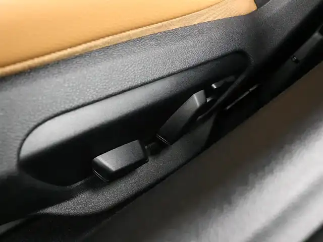 トヨタ スープラ RZ 三重県 2023(令5)年 0.3万km ホワイトメタリック ワンオーナー/OPタン革シート/OPブラック/タンツートン革巻きステアリングホイール/プリクラッシュセーフティ/レーンディパーチャーアラート/ブラインドスポットモニター/アダプティブハイビーム/クルーズコントロール/クリアランスソナー/HDDナビゲーションシステム/・HDDナビ/・地デジTV/・HDDオーディオ/・8.8インチタッチディスプレイ/・Toyota Supra Connect/・Bluetooth/・USB入力端子/・カラーバックガイドモニター/JBLプレミアムサウンドシステム(12スピーカー)/バックカメラ/8.8インチTFTカラー液晶メーター/カラーヘッドアップディスプレイ/純正ドライブレコーダ/純正19インチ10本スポークツヤ消ダークメタリック塗装鍛造アルミホイール/「Supra」ロゴ入brembo製レッドブレーキキャリパー/6灯式LEDヘッドランプ/・オートライト/アダプティブハイビーム/プッシュエンジンスタート/スマートキー×2/新車時保証書/取扱説明書
