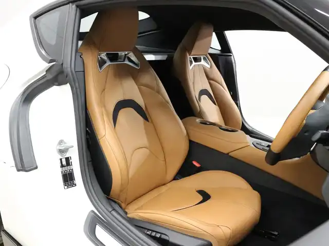 トヨタ スープラ RZ 三重県 2023(令5)年 0.3万km ホワイトメタリック ワンオーナー/OPタン革シート/OPブラック/タンツートン革巻きステアリングホイール/プリクラッシュセーフティ/レーンディパーチャーアラート/ブラインドスポットモニター/アダプティブハイビーム/クルーズコントロール/クリアランスソナー/HDDナビゲーションシステム/・HDDナビ/・地デジTV/・HDDオーディオ/・8.8インチタッチディスプレイ/・Toyota Supra Connect/・Bluetooth/・USB入力端子/・カラーバックガイドモニター/JBLプレミアムサウンドシステム(12スピーカー)/バックカメラ/8.8インチTFTカラー液晶メーター/カラーヘッドアップディスプレイ/純正ドライブレコーダ/純正19インチ10本スポークツヤ消ダークメタリック塗装鍛造アルミホイール/「Supra」ロゴ入brembo製レッドブレーキキャリパー/6灯式LEDヘッドランプ/・オートライト/アダプティブハイビーム/プッシュエンジンスタート/スマートキー×2/新車時保証書/取扱説明書