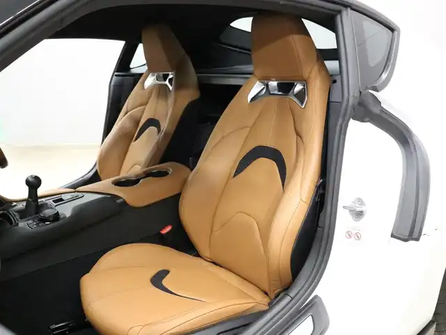 トヨタ スープラ RZ 三重県 2023(令5)年 0.3万km ホワイトメタリック ワンオーナー/OPタン革シート/OPブラック/タンツートン革巻きステアリングホイール/プリクラッシュセーフティ/レーンディパーチャーアラート/ブラインドスポットモニター/アダプティブハイビーム/クルーズコントロール/クリアランスソナー/HDDナビゲーションシステム/・HDDナビ/・地デジTV/・HDDオーディオ/・8.8インチタッチディスプレイ/・Toyota Supra Connect/・Bluetooth/・USB入力端子/・カラーバックガイドモニター/JBLプレミアムサウンドシステム(12スピーカー)/バックカメラ/8.8インチTFTカラー液晶メーター/カラーヘッドアップディスプレイ/純正ドライブレコーダ/純正19インチ10本スポークツヤ消ダークメタリック塗装鍛造アルミホイール/「Supra」ロゴ入brembo製レッドブレーキキャリパー/6灯式LEDヘッドランプ/・オートライト/アダプティブハイビーム/プッシュエンジンスタート/スマートキー×2/新車時保証書/取扱説明書