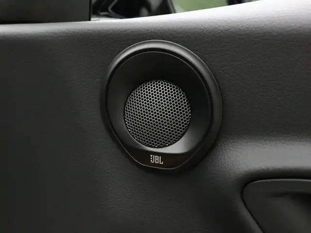 トヨタ スープラ RZ 三重県 2023(令5)年 0.3万km ホワイトメタリック ワンオーナー/OPタン革シート/OPブラック/タンツートン革巻きステアリングホイール/プリクラッシュセーフティ/レーンディパーチャーアラート/ブラインドスポットモニター/アダプティブハイビーム/クルーズコントロール/クリアランスソナー/HDDナビゲーションシステム/・HDDナビ/・地デジTV/・HDDオーディオ/・8.8インチタッチディスプレイ/・Toyota Supra Connect/・Bluetooth/・USB入力端子/・カラーバックガイドモニター/JBLプレミアムサウンドシステム(12スピーカー)/バックカメラ/8.8インチTFTカラー液晶メーター/カラーヘッドアップディスプレイ/純正ドライブレコーダ/純正19インチ10本スポークツヤ消ダークメタリック塗装鍛造アルミホイール/「Supra」ロゴ入brembo製レッドブレーキキャリパー/6灯式LEDヘッドランプ/・オートライト/アダプティブハイビーム/プッシュエンジンスタート/スマートキー×2/新車時保証書/取扱説明書