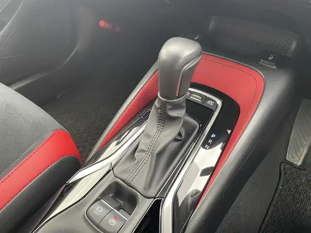 トヨタ カローラ スポーツ ハイブリッドG Z 熊本県 2022(令4)年 4.6万km プラチナホワイトパールマイカ ワンオーナー/純正ディスプレイオーディオ/・AM/FM/USB/BT/・AppleCarPlay/AndroidAuto/・フルセグTV/バックカメラ/トヨタセーフティセンス/・レーントレーシングアシスト/・プリクラッシュセーフティ/・クリアランスソナー/・パーキングサポートブレーキ/・ロードサインアシスト/・レーダークルーズコントロール/・オートマチックハイビーム/前後コーナーセンサー/革巻きステアリング/・ステアリングリモコン/ハーフレザーシート/・D/N席シートヒーター/オートライト/・LEDライト/・フォグランプ/・ヘッドライトレベライザー/MODELISTAフルエアロ/電動サイドブレーキ/・ホールドボタン/電動格納ミラー/・ウィンカーミラー/トノカバー/純正フロアマット/純正アルミホイール/純正ドアバイザー/スマートキー/・スペアキー