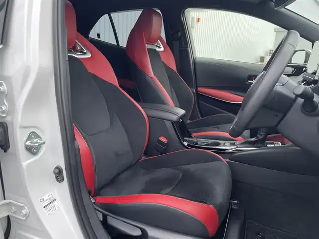 トヨタ カローラ スポーツ ハイブリッドG Z 熊本県 2022(令4)年 4.6万km プラチナホワイトパールマイカ ワンオーナー/純正ディスプレイオーディオ/・AM/FM/USB/BT/・AppleCarPlay/AndroidAuto/・フルセグTV/バックカメラ/トヨタセーフティセンス/・レーントレーシングアシスト/・プリクラッシュセーフティ/・クリアランスソナー/・パーキングサポートブレーキ/・ロードサインアシスト/・レーダークルーズコントロール/・オートマチックハイビーム/前後コーナーセンサー/革巻きステアリング/・ステアリングリモコン/ハーフレザーシート/・D/N席シートヒーター/オートライト/・LEDライト/・フォグランプ/・ヘッドライトレベライザー/MODELISTAフルエアロ/電動サイドブレーキ/・ホールドボタン/電動格納ミラー/・ウィンカーミラー/トノカバー/純正フロアマット/純正アルミホイール/純正ドアバイザー/スマートキー/・スペアキー