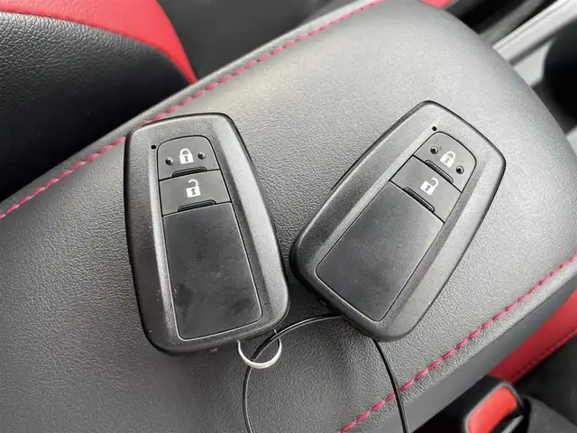 トヨタ カローラ スポーツ ハイブリッドG Z 熊本県 2022(令4)年 4.6万km プラチナホワイトパールマイカ ワンオーナー/純正ディスプレイオーディオ/・AM/FM/USB/BT/・AppleCarPlay/AndroidAuto/・フルセグTV/バックカメラ/トヨタセーフティセンス/・レーントレーシングアシスト/・プリクラッシュセーフティ/・クリアランスソナー/・パーキングサポートブレーキ/・ロードサインアシスト/・レーダークルーズコントロール/・オートマチックハイビーム/前後コーナーセンサー/革巻きステアリング/・ステアリングリモコン/ハーフレザーシート/・D/N席シートヒーター/オートライト/・LEDライト/・フォグランプ/・ヘッドライトレベライザー/MODELISTAフルエアロ/電動サイドブレーキ/・ホールドボタン/電動格納ミラー/・ウィンカーミラー/トノカバー/純正フロアマット/純正アルミホイール/純正ドアバイザー/スマートキー/・スペアキー