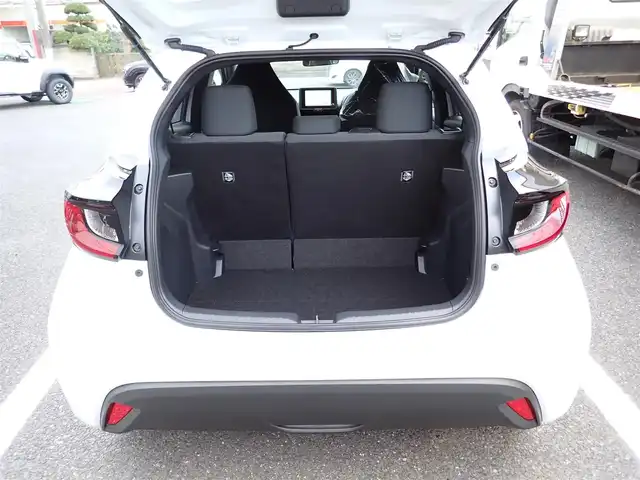 トヨタ ヤリス X 千葉県 2025(令7)年 0.1千km プラチナホワイトパールマイカ 【登録済未使用車】/【プラチナホワイトパールマイカ（089）】/8インチディスプレイオーディオ/・AM/FMチューナー（ワイドFM対応）/・USB入力（動画・音楽再生/給電type-C）/・HDMI入力端子/・Apple CarPlay/Android Auto対応/・Miracast対応/・Blue tooth対応（ハンズフリー/オーディオ）/バックガイドモニター/ETC車載器/プッシュスタート/スマートキー2本/Toyota safety sense/・プリクラッシュセーフティ/・レーントレーシングアシスト/・レーンディパーチャーアラート/・レーダークルーズコントロール/・オートマチックハイビーム/・ロードサインアシスト/・発進遅れ告知機能/パーキングサポートブレーキ/サイド/カーテンシールドエアバッグ/保証書/取扱説明書/禁煙車