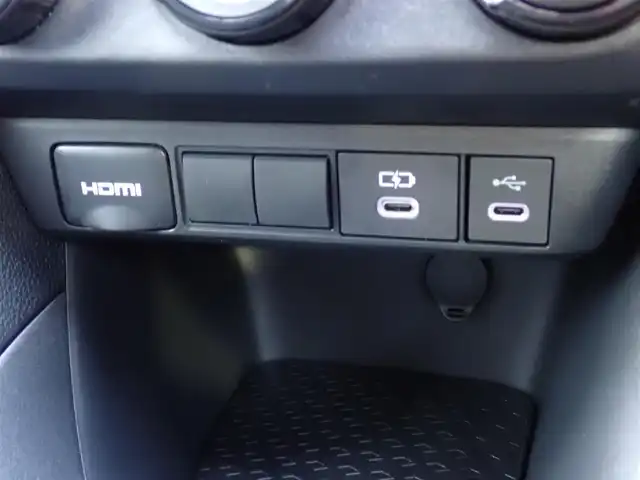 トヨタ ヤリス X 千葉県 2025(令7)年 0.1千km プラチナホワイトパールマイカ 【登録済未使用車】/【プラチナホワイトパールマイカ（089）】/8インチディスプレイオーディオ/・AM/FMチューナー（ワイドFM対応）/・USB入力（動画・音楽再生/給電type-C）/・HDMI入力端子/・Apple CarPlay/Android Auto対応/・Miracast対応/・Blue tooth対応（ハンズフリー/オーディオ）/バックガイドモニター/ETC車載器/プッシュスタート/スマートキー2本/Toyota safety sense/・プリクラッシュセーフティ/・レーントレーシングアシスト/・レーンディパーチャーアラート/・レーダークルーズコントロール/・オートマチックハイビーム/・ロードサインアシスト/・発進遅れ告知機能/パーキングサポートブレーキ/サイド/カーテンシールドエアバッグ/保証書/取扱説明書/禁煙車