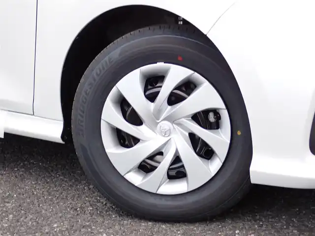 トヨタ ヤリス X 千葉県 2025(令7)年 0.1千km プラチナホワイトパールマイカ 【登録済未使用車】/【プラチナホワイトパールマイカ（089）】/8インチディスプレイオーディオ/・AM/FMチューナー（ワイドFM対応）/・USB入力（動画・音楽再生/給電type-C）/・HDMI入力端子/・Apple CarPlay/Android Auto対応/・Miracast対応/・Blue tooth対応（ハンズフリー/オーディオ）/バックガイドモニター/ETC車載器/プッシュスタート/スマートキー2本/Toyota safety sense/・プリクラッシュセーフティ/・レーントレーシングアシスト/・レーンディパーチャーアラート/・レーダークルーズコントロール/・オートマチックハイビーム/・ロードサインアシスト/・発進遅れ告知機能/パーキングサポートブレーキ/サイド/カーテンシールドエアバッグ/保証書/取扱説明書/禁煙車