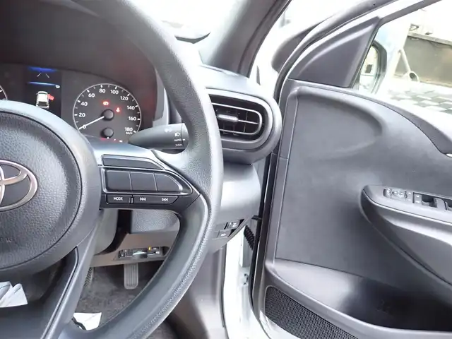 トヨタ ヤリス X 千葉県 2025(令7)年 0.1千km プラチナホワイトパールマイカ 【登録済未使用車】/【プラチナホワイトパールマイカ（089）】/8インチディスプレイオーディオ/・AM/FMチューナー（ワイドFM対応）/・USB入力（動画・音楽再生/給電type-C）/・HDMI入力端子/・Apple CarPlay/Android Auto対応/・Miracast対応/・Blue tooth対応（ハンズフリー/オーディオ）/バックガイドモニター/ETC車載器/プッシュスタート/スマートキー2本/Toyota safety sense/・プリクラッシュセーフティ/・レーントレーシングアシスト/・レーンディパーチャーアラート/・レーダークルーズコントロール/・オートマチックハイビーム/・ロードサインアシスト/・発進遅れ告知機能/パーキングサポートブレーキ/サイド/カーテンシールドエアバッグ/保証書/取扱説明書/禁煙車