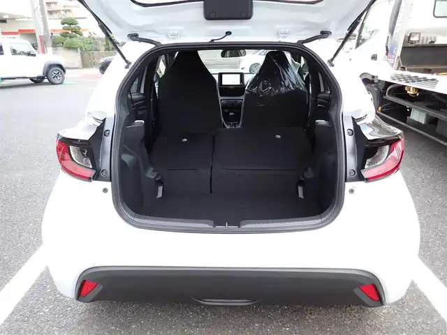 トヨタ ヤリス X 千葉県 2025(令7)年 0.1千km プラチナホワイトパールマイカ 【登録済未使用車】/【プラチナホワイトパールマイカ（089）】/8インチディスプレイオーディオ/・AM/FMチューナー（ワイドFM対応）/・USB入力（動画・音楽再生/給電type-C）/・HDMI入力端子/・Apple CarPlay/Android Auto対応/・Miracast対応/・Blue tooth対応（ハンズフリー/オーディオ）/バックガイドモニター/ETC車載器/プッシュスタート/スマートキー2本/Toyota safety sense/・プリクラッシュセーフティ/・レーントレーシングアシスト/・レーンディパーチャーアラート/・レーダークルーズコントロール/・オートマチックハイビーム/・ロードサインアシスト/・発進遅れ告知機能/パーキングサポートブレーキ/サイド/カーテンシールドエアバッグ/保証書/取扱説明書/禁煙車