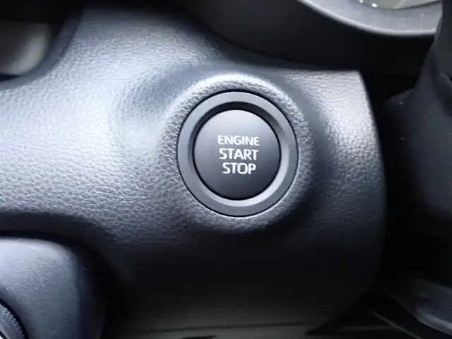 トヨタ ヤリス X 千葉県 2025(令7)年 0.1千km プラチナホワイトパールマイカ 【登録済未使用車】/【プラチナホワイトパールマイカ（089）】/8インチディスプレイオーディオ/・AM/FMチューナー（ワイドFM対応）/・USB入力（動画・音楽再生/給電type-C）/・HDMI入力端子/・Apple CarPlay/Android Auto対応/・Miracast対応/・Blue tooth対応（ハンズフリー/オーディオ）/バックガイドモニター/ETC車載器/プッシュスタート/スマートキー2本/Toyota safety sense/・プリクラッシュセーフティ/・レーントレーシングアシスト/・レーンディパーチャーアラート/・レーダークルーズコントロール/・オートマチックハイビーム/・ロードサインアシスト/・発進遅れ告知機能/パーキングサポートブレーキ/サイド/カーテンシールドエアバッグ/保証書/取扱説明書/禁煙車