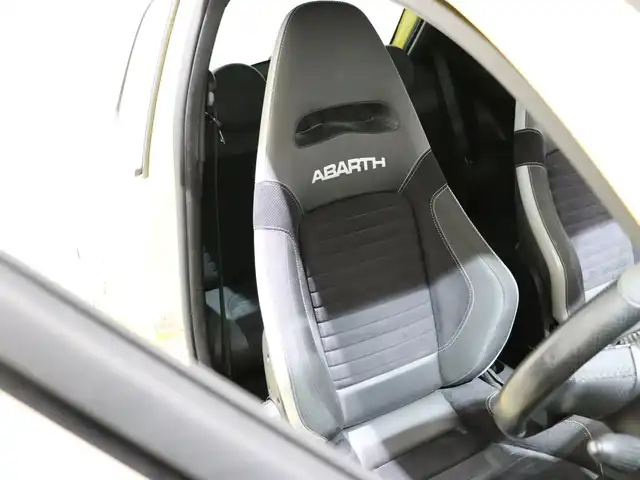 アバルト ５９５ コンペティツィオーネ 静岡県 2018(平30)年 5万km 黄 純正ディスプレイオーディオ/Bluetooth/AM/FM/ハーフレザーシート/ETC/純正17インチAW/brembo赤キャリパー/後方コーナーセンサー/HIDヘッドライト/スペアキー