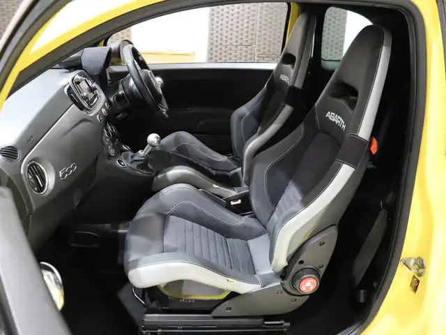 アバルト ５９５ コンペティツィオーネ 静岡県 2018(平30)年 5万km 黄 純正ディスプレイオーディオ/Bluetooth/AM/FM/ハーフレザーシート/ETC/純正17インチAW/brembo赤キャリパー/後方コーナーセンサー/HIDヘッドライト/スペアキー