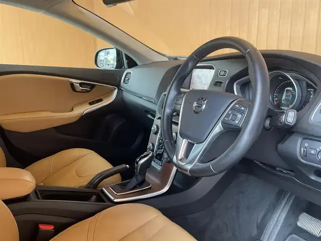 ボルボ Ｖ４０ クロスカントリー D4 サマム 愛知県 2018(平30)年 2.9万km リッチジャバメタリック 純正ナビ　/TV　/CD　/DVD　/Bluetooth　/茶革　/シートヒーター　/ETC　/Bカメラ/harmankardon　/アダプティブクルーズコントロール　/ブラインドスポット　/レーンキープ　/純正17インチアルミ/LEDヘッドライト