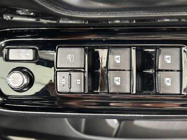 トヨタ ノア Si 宮城県 2017(平29)年 7.6万km ホワイトパールクリスタルシャイン フリップダウンモニター（アルパイン）/社外フルエアロ（モデリスタ）/社外SDナビ/フルセグTV/Bluetooth接続/CD/DVD/トヨタボイスコーナー/トヨタセーフティーセンス/・レーダークルーズコントロール/・レーンキープアシスト/・レーントレーシングアシスト/・プリクラッシュセーフティ/・ロードサインアシスト/・ドライバー異常時対対応システム/オートマチックハイビーム/オートライト/社外ビルドインETC/USB入力端子/純正16インチアルミホイール/社外フロアマット/LEDヘッドライト/3列シート/ウォークスルー/横滑り防止装置/盗難防止装置
