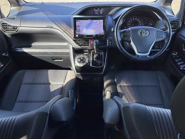 トヨタ ヴォクシー ZS 煌Ⅱ 新潟県 2020(令2)年 5.4万km ブラック 4WD/社外9インチSDナビ(AVIC-RQ903)/CD/DVD/BT/フルセグテレビ/バックカメラ/ETC/フリップダウンモニター/衝突被害軽減ブレーキ/レーンキープアシスト/クルーズコントロール/両側パワースライドドア/コーナーセンサー/ステアリングスイッチ/スマートキー/プッシュスタート/LEDヘッドライト/オートライト/オートハイビーム/フォグランプ/社外16インチアルミホイール/純正16インチAW夏タイヤ車載
