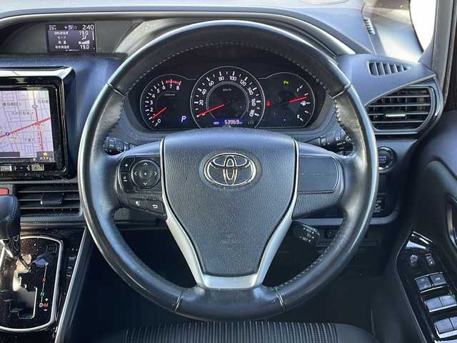 トヨタ ヴォクシー ZS 煌Ⅱ 新潟県 2020(令2)年 5.4万km ブラック 4WD/社外9インチSDナビ(AVIC-RQ903)/CD/DVD/BT/フルセグテレビ/バックカメラ/ETC/フリップダウンモニター/衝突被害軽減ブレーキ/レーンキープアシスト/クルーズコントロール/両側パワースライドドア/コーナーセンサー/ステアリングスイッチ/スマートキー/プッシュスタート/LEDヘッドライト/オートライト/オートハイビーム/フォグランプ/社外16インチアルミホイール/純正16インチAW夏タイヤ車載