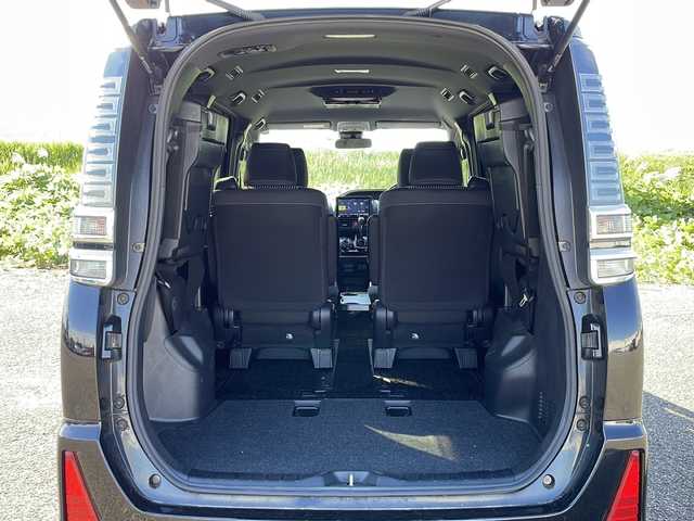 トヨタ ヴォクシー ZS 煌Ⅱ 新潟県 2020(令2)年 5.4万km ブラック 4WD/社外9インチSDナビ(AVIC-RQ903)/CD/DVD/BT/フルセグテレビ/バックカメラ/ETC/フリップダウンモニター/衝突被害軽減ブレーキ/レーンキープアシスト/クルーズコントロール/両側パワースライドドア/コーナーセンサー/ステアリングスイッチ/スマートキー/プッシュスタート/LEDヘッドライト/オートライト/オートハイビーム/フォグランプ/社外16インチアルミホイール/純正16インチAW夏タイヤ車載