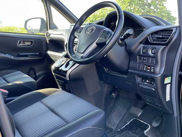 トヨタ ヴォクシー ZS 煌Ⅱ 新潟県 2020(令2)年 5.4万km ブラック 4WD/社外9インチSDナビ(AVIC-RQ903)/CD/DVD/BT/フルセグテレビ/バックカメラ/ETC/フリップダウンモニター/衝突被害軽減ブレーキ/レーンキープアシスト/クルーズコントロール/両側パワースライドドア/コーナーセンサー/ステアリングスイッチ/スマートキー/プッシュスタート/LEDヘッドライト/オートライト/オートハイビーム/フォグランプ/社外16インチアルミホイール/純正16インチAW夏タイヤ車載