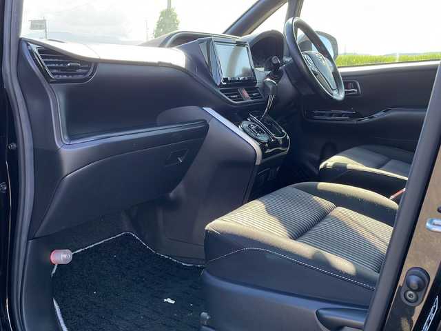 トヨタ ヴォクシー ZS 煌Ⅱ 新潟県 2020(令2)年 5.4万km ブラック 4WD/社外9インチSDナビ(AVIC-RQ903)/CD/DVD/BT/フルセグテレビ/バックカメラ/ETC/フリップダウンモニター/衝突被害軽減ブレーキ/レーンキープアシスト/クルーズコントロール/両側パワースライドドア/コーナーセンサー/ステアリングスイッチ/スマートキー/プッシュスタート/LEDヘッドライト/オートライト/オートハイビーム/フォグランプ/社外16インチアルミホイール/純正16インチAW夏タイヤ車載