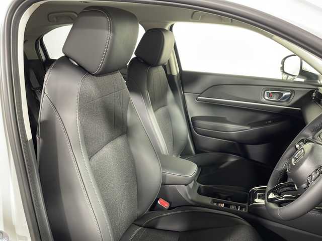 ホンダ ヴェゼル ハイブリッド e:HEV Z 広島県 2025(令7)年 0.1千km プラチナホワイトパール 登録済未使用車　４Km/純正９型ナビ/バックカメラ/シートヒーター(運転席/助手席)/レーダークルーズコントロール/ＥＴＣ2.0/ワイヤレス充電/ステアリングヒーター/ブラインドスポットモニター/電動リアゲート/アダブティブLEDヘッドライト/衝突被害軽減/レーンキープアシスト/踏み間違い防止/エアバッグ(運転席/助手席/サイド/カーテン)/純正18インチアルミホイール(225/50/R18)