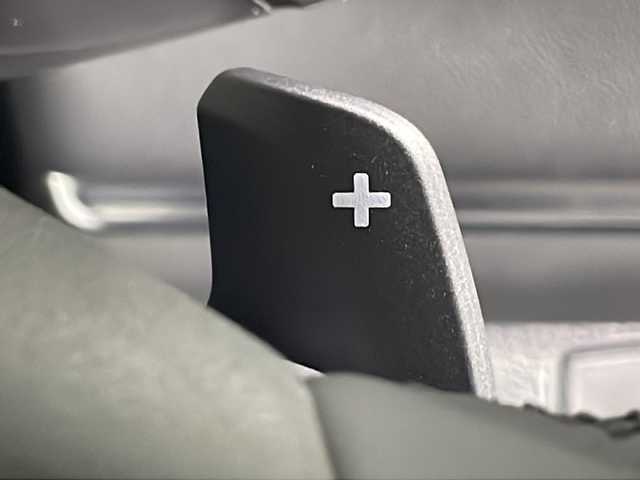 ホンダ ヴェゼル ハイブリッド e:HEV Z 広島県 2025(令7)年 0.1千km プラチナホワイトパール 登録済未使用車　４Km/純正９型ナビ/バックカメラ/シートヒーター(運転席/助手席)/レーダークルーズコントロール/ＥＴＣ2.0/ワイヤレス充電/ステアリングヒーター/ブラインドスポットモニター/電動リアゲート/アダブティブLEDヘッドライト/衝突被害軽減/レーンキープアシスト/踏み間違い防止/エアバッグ(運転席/助手席/サイド/カーテン)/純正18インチアルミホイール(225/50/R18)