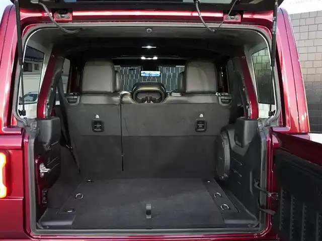 クライスラー・ジープ ラングラー アンリミテッド サハラ 静岡県 2021(令3)年 1.3万km ワインＭ JEPPESEN17インチAW 1インチリフトアップ/BATTLEZ2本出しマフラー/ARIESサイドステップ/社外エアクリーナー/BESTOPソフトトップ/ブラックレザーシートシートヒーター/衝突軽減ブレーキACC/ブラインドスポットモニター/社外ボンネットダンパー/社外アンテナ/UconnectナビフルセグTVCarplayBluetooth/デジタルインナーミラー前後ドラレコ/DSRCETC