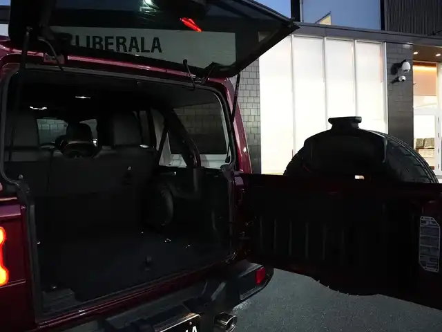 クライスラー・ジープ ラングラー アンリミテッド サハラ 静岡県 2021(令3)年 1.3万km ワインＭ JEPPESEN17インチAW 1インチリフトアップ/BATTLEZ2本出しマフラー/ARIESサイドステップ/社外エアクリーナー/BESTOPソフトトップ/ブラックレザーシートシートヒーター/衝突軽減ブレーキACC/ブラインドスポットモニター/社外ボンネットダンパー/社外アンテナ/UconnectナビフルセグTVCarplayBluetooth/デジタルインナーミラー前後ドラレコ/DSRCETC