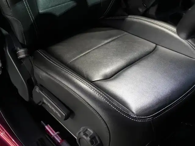 クライスラー・ジープ ラングラー アンリミテッド サハラ 静岡県 2021(令3)年 1.3万km ワインＭ JEPPESEN17インチAW 1インチリフトアップ/BATTLEZ2本出しマフラー/ARIESサイドステップ/社外エアクリーナー/BESTOPソフトトップ/ブラックレザーシートシートヒーター/衝突軽減ブレーキACC/ブラインドスポットモニター/社外ボンネットダンパー/社外アンテナ/UconnectナビフルセグTVCarplayBluetooth/デジタルインナーミラー前後ドラレコ/DSRCETC