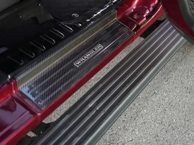 クライスラー・ジープ ラングラー アンリミテッド サハラ 静岡県 2021(令3)年 1.3万km ワインＭ JEPPESEN17インチAW 1インチリフトアップ/BATTLEZ2本出しマフラー/ARIESサイドステップ/社外エアクリーナー/BESTOPソフトトップ/ブラックレザーシートシートヒーター/衝突軽減ブレーキACC/ブラインドスポットモニター/社外ボンネットダンパー/社外アンテナ/UconnectナビフルセグTVCarplayBluetooth/デジタルインナーミラー前後ドラレコ/DSRCETC
