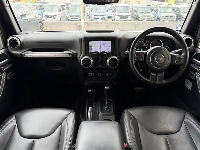 クライスラー・ジープ ジープ ラングラー アンリミテッド サハラ 兵庫県 2016(平28)年 3.4万km 黒 ワンオーナー/社外7インチナビ（AVIC-RZ800）/　（AM/FM/CD/DVD/BT)/フルセグTV/バック・サイドカメラ/アルパインサウンド/4WD/ETC/ステアリングリモコン/クルーズコントロール/レザーシート/前席シートヒーター/純正ラバーフロアマット/背面タイヤ（純正カバー付き）/純正18インチアルミホイール