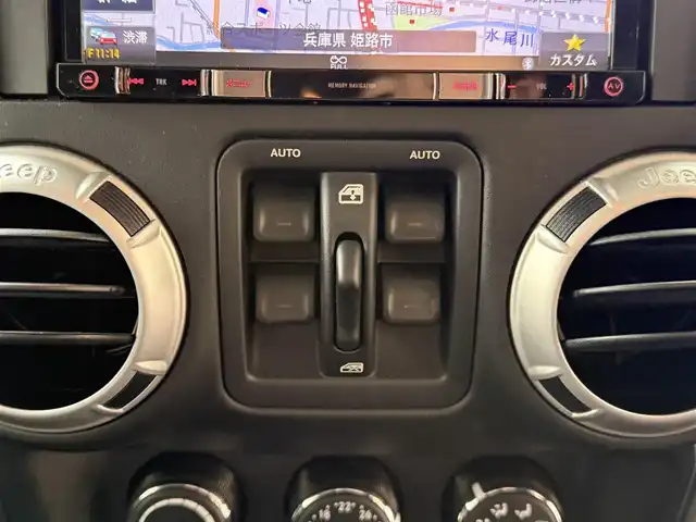 クライスラー・ジープ ジープ ラングラー アンリミテッド サハラ 兵庫県 2016(平28)年 3.4万km 黒 ワンオーナー/社外7インチナビ（AVIC-RZ800）/　（AM/FM/CD/DVD/BT)/フルセグTV/バック・サイドカメラ/アルパインサウンド/4WD/ETC/ステアリングリモコン/クルーズコントロール/レザーシート/前席シートヒーター/純正ラバーフロアマット/背面タイヤ（純正カバー付き）/純正18インチアルミホイール