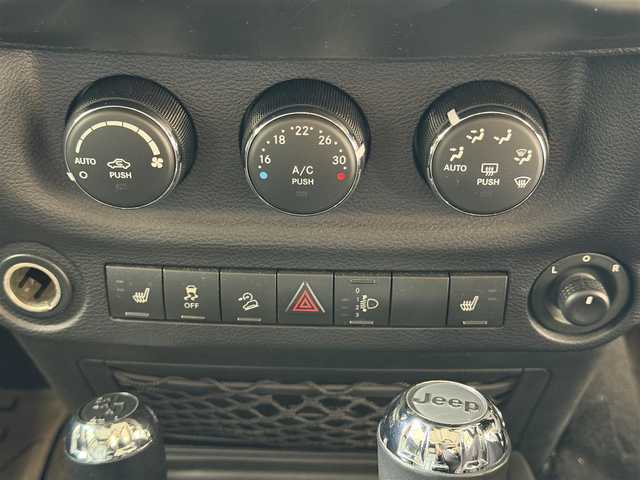 クライスラー・ジープ ジープ ラングラー アンリミテッド サハラ 兵庫県 2016(平28)年 3.4万km 黒 ワンオーナー/社外7インチナビ（AVIC-RZ800）/　（AM/FM/CD/DVD/BT)/フルセグTV/バック・サイドカメラ/アルパインサウンド/4WD/ETC/ステアリングリモコン/クルーズコントロール/レザーシート/前席シートヒーター/純正ラバーフロアマット/背面タイヤ（純正カバー付き）/純正18インチアルミホイール