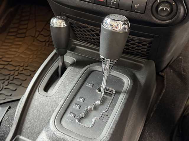 クライスラー・ジープ ジープ ラングラー アンリミテッド サハラ 兵庫県 2016(平28)年 3.4万km 黒 ワンオーナー/社外7インチナビ（AVIC-RZ800）/　（AM/FM/CD/DVD/BT)/フルセグTV/バック・サイドカメラ/アルパインサウンド/4WD/ETC/ステアリングリモコン/クルーズコントロール/レザーシート/前席シートヒーター/純正ラバーフロアマット/背面タイヤ（純正カバー付き）/純正18インチアルミホイール