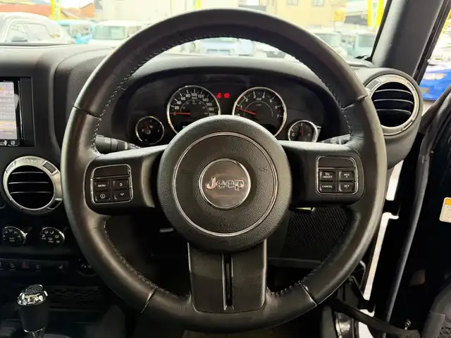 クライスラー・ジープ ジープ ラングラー アンリミテッド サハラ 兵庫県 2016(平28)年 3.4万km 黒 ワンオーナー/社外7インチナビ（AVIC-RZ800）/　（AM/FM/CD/DVD/BT)/フルセグTV/バック・サイドカメラ/アルパインサウンド/4WD/ETC/ステアリングリモコン/クルーズコントロール/レザーシート/前席シートヒーター/純正ラバーフロアマット/背面タイヤ（純正カバー付き）/純正18インチアルミホイール