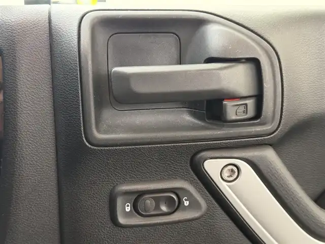 クライスラー・ジープ ジープ ラングラー アンリミテッド サハラ 兵庫県 2016(平28)年 3.4万km 黒 ワンオーナー/社外7インチナビ（AVIC-RZ800）/　（AM/FM/CD/DVD/BT)/フルセグTV/バック・サイドカメラ/アルパインサウンド/4WD/ETC/ステアリングリモコン/クルーズコントロール/レザーシート/前席シートヒーター/純正ラバーフロアマット/背面タイヤ（純正カバー付き）/純正18インチアルミホイール