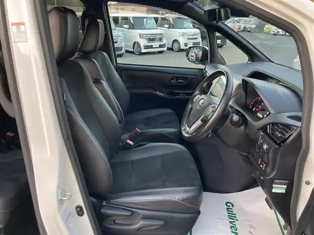 トヨタ ヴォクシー ZS 煌Ⅲ 愛媛県 2020(令2)年 4.6万km ホワイトパールクリスタルシャイン 純正１０型ナビ（NSZN-Z68T）/フルセグＴＶ/バックカメラ/両側パワースライドドア/クルーズコントロール/ＬＥＤヘッドライト/オートハイビーム/衝突軽減システム/車線逸脱警報/クリアランスソナー/ハーフレザー/禁煙車/７名乗車/取説/スペアキー