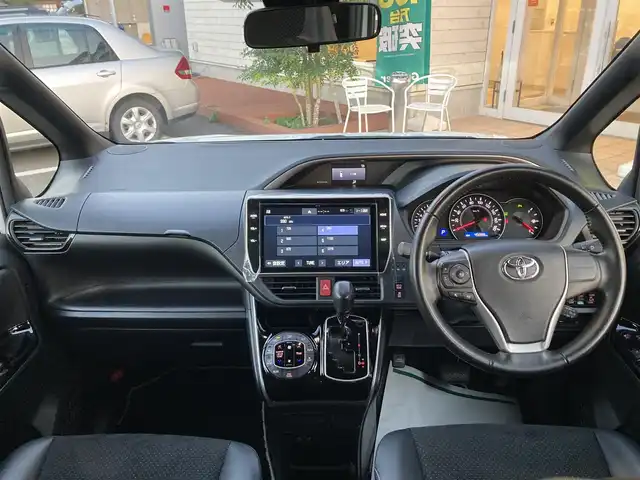 トヨタ ヴォクシー ZS 煌Ⅲ 愛媛県 2020(令2)年 4.6万km ホワイトパールクリスタルシャイン 純正１０型ナビ（NSZN-Z68T）/フルセグＴＶ/バックカメラ/両側パワースライドドア/クルーズコントロール/ＬＥＤヘッドライト/オートハイビーム/衝突軽減システム/車線逸脱警報/クリアランスソナー/ハーフレザー/禁煙車/７名乗車/取説/スペアキー